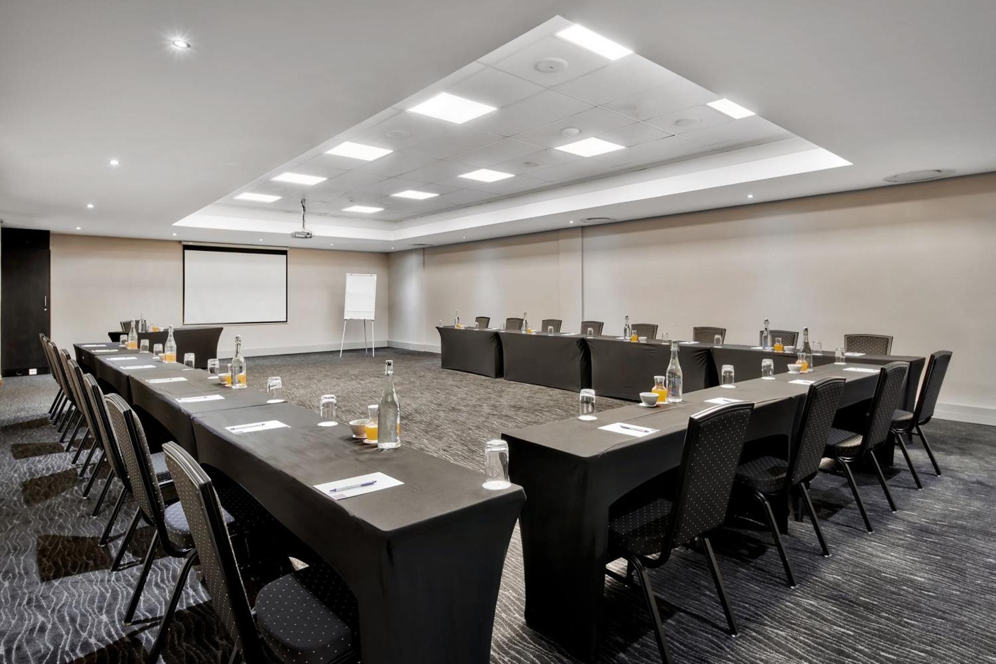 Protea Hotel By Marriott Pretoria Hatfield Экстерьер фото
