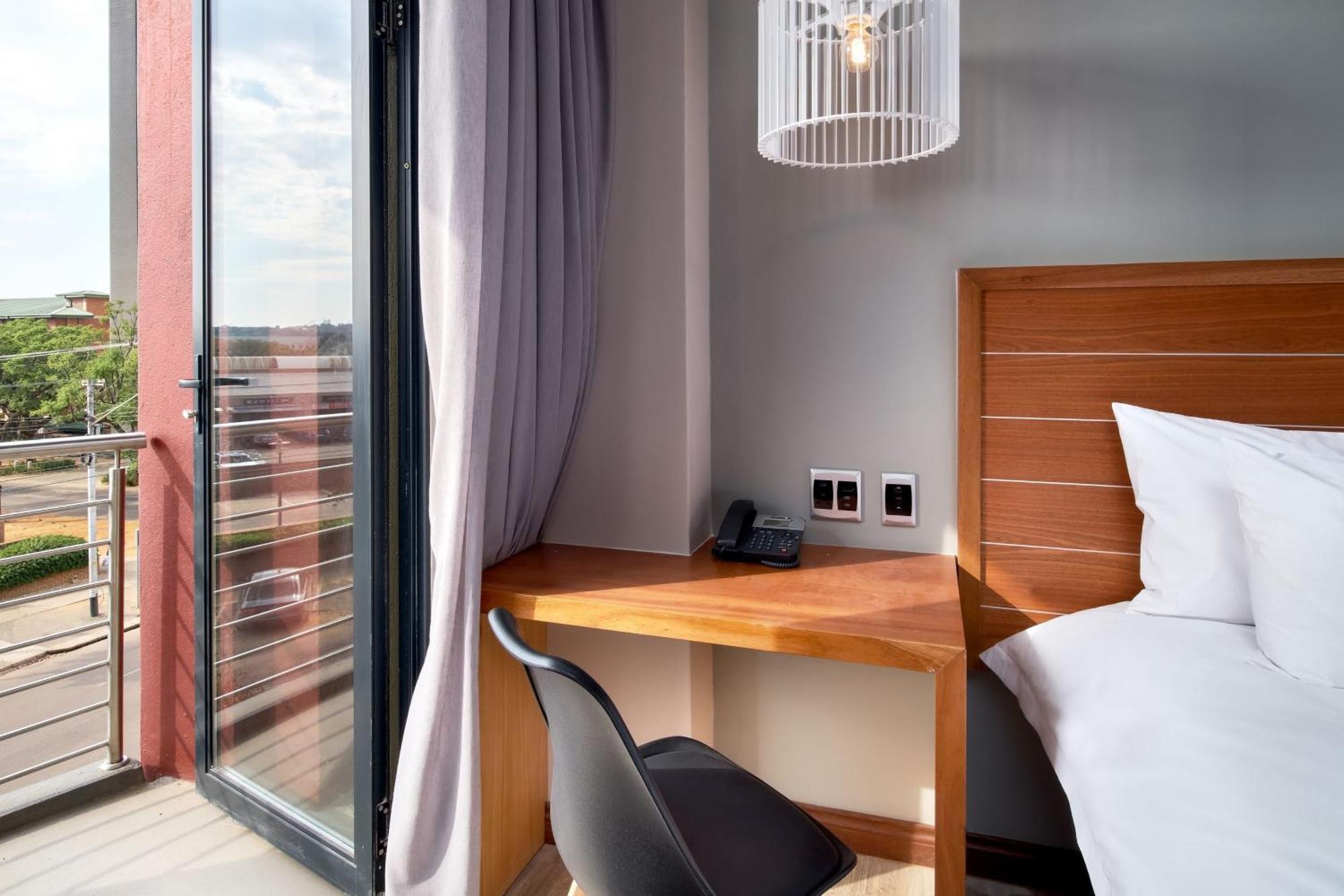Protea Hotel By Marriott Pretoria Hatfield Номер фото